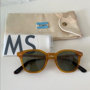 TOMS Wyatt sunglasses butterscotch frame green len
